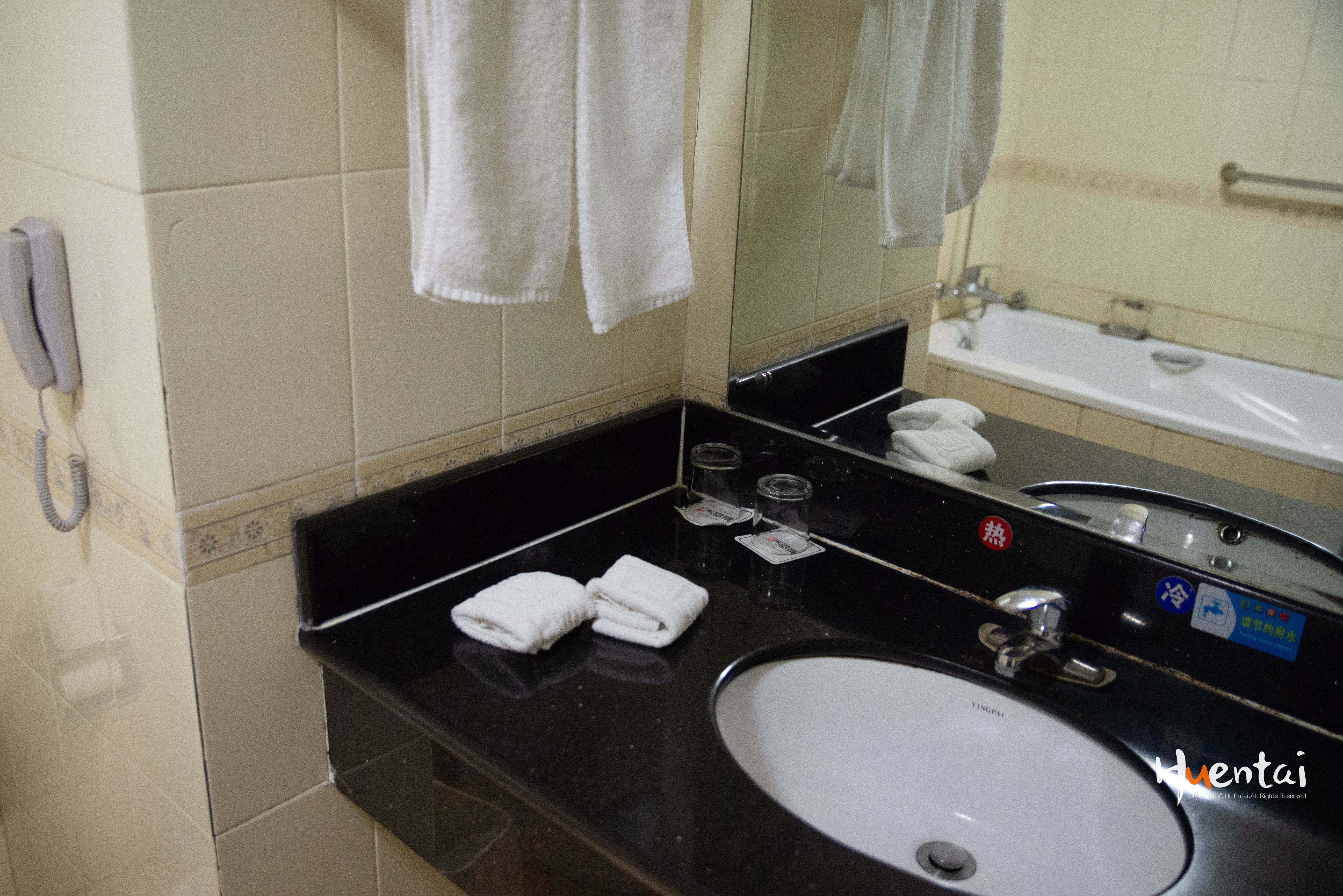 酒店床头没有插座,酒店床头不设充电插座