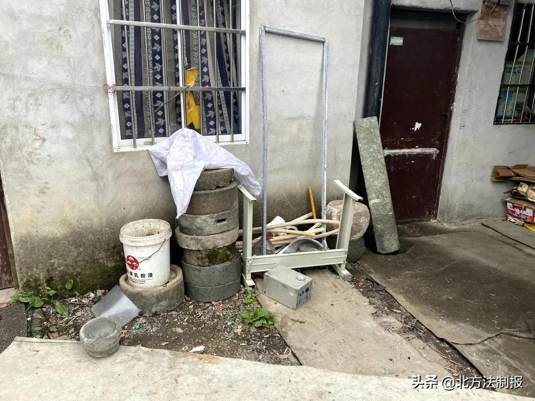 湖北男子连偷12个井盖卖500元,杭州5名男子偷石头