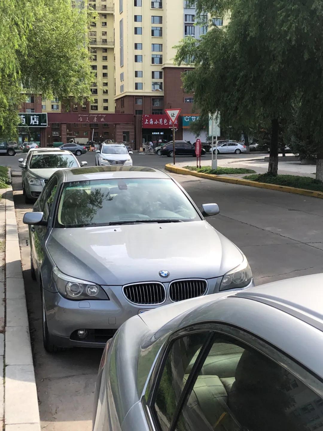 我，月薪2300，买了一辆巴伐利亚味的行政级轿车