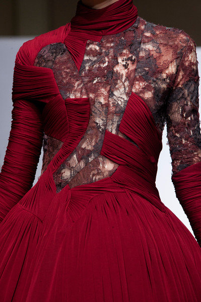 ladygaga穿红色礼服参加宴会,ladygaga鲜肉红毯造型