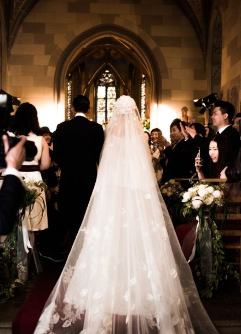 昆凌和唐嫣的婚纱哪个更好看,明星婚纱郭碧婷