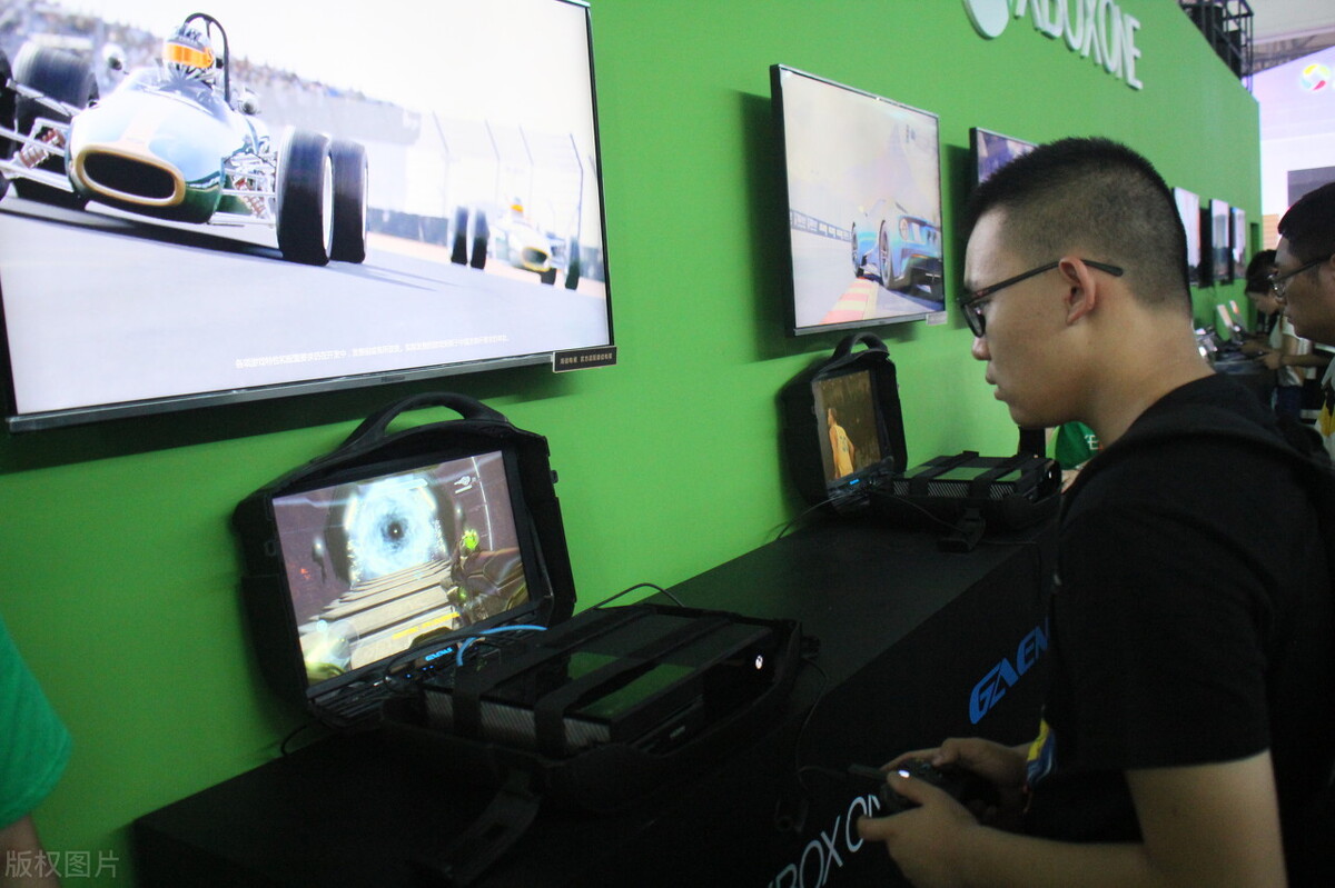 目前XboxX的价格仍然较高，我们家中现有的PC+XGPU是不错的选择