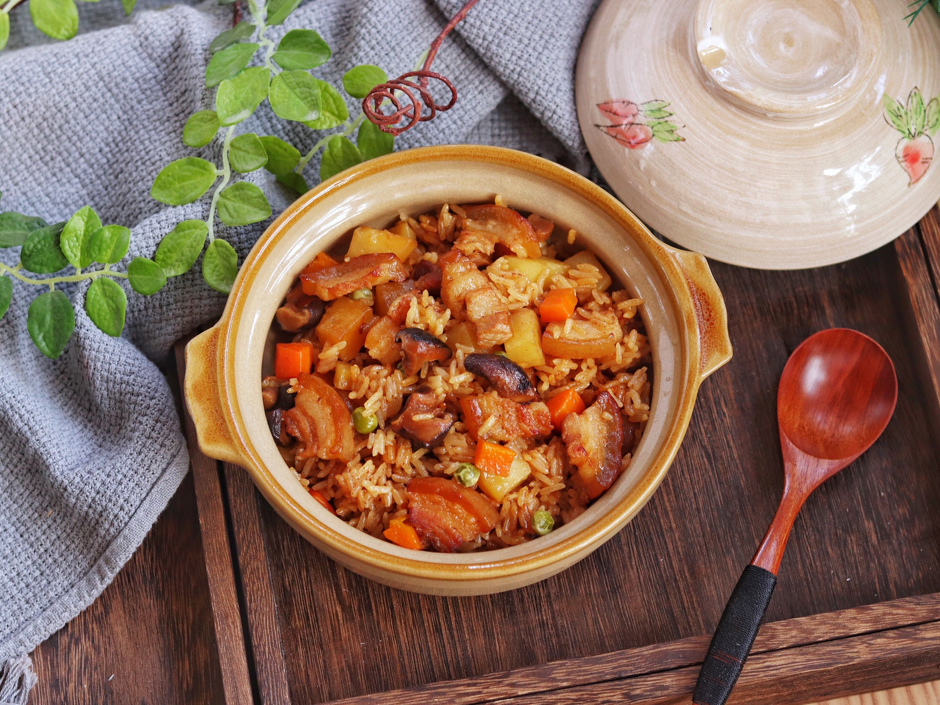 土豆五花肉焖饭的做法,土豆胡萝卜五花肉焖饭的做法