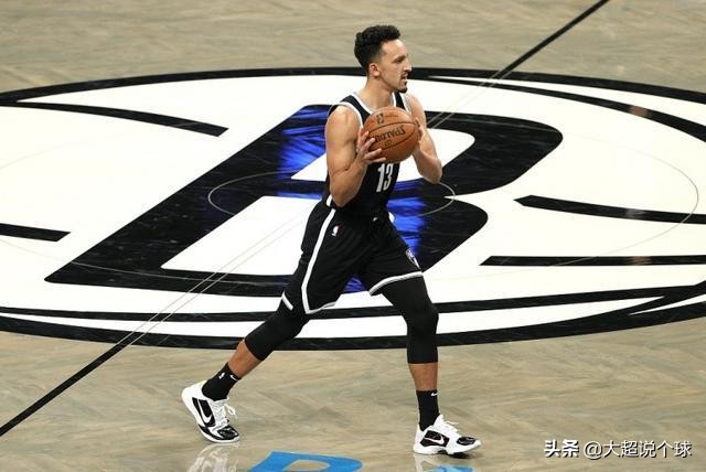 沙梅特让出13号球衣给哈登,哈登和沙梅特换13号球衣