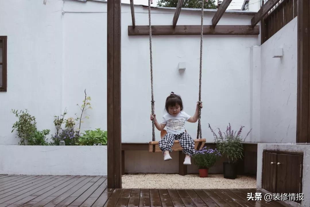 她买下32㎡上海老旧学区房,为女儿打造小桃园还有20㎡舒适大庭院