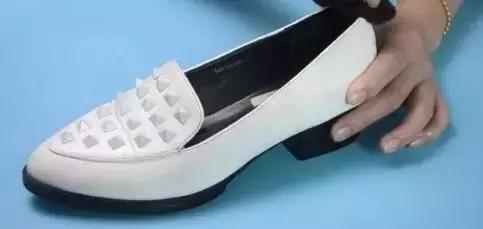 鞋子买小了磨脚怎么办,鞋子买小了挤脚不给换