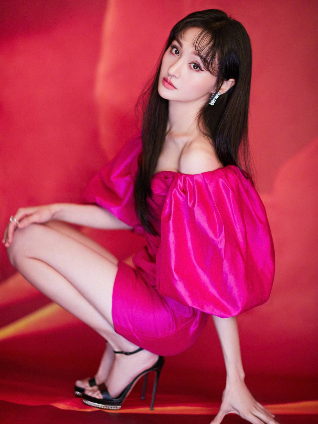 都说玫红色难驾驭，郑爽和乔欣却很任性，双双挑战露肩裙，惊艳了