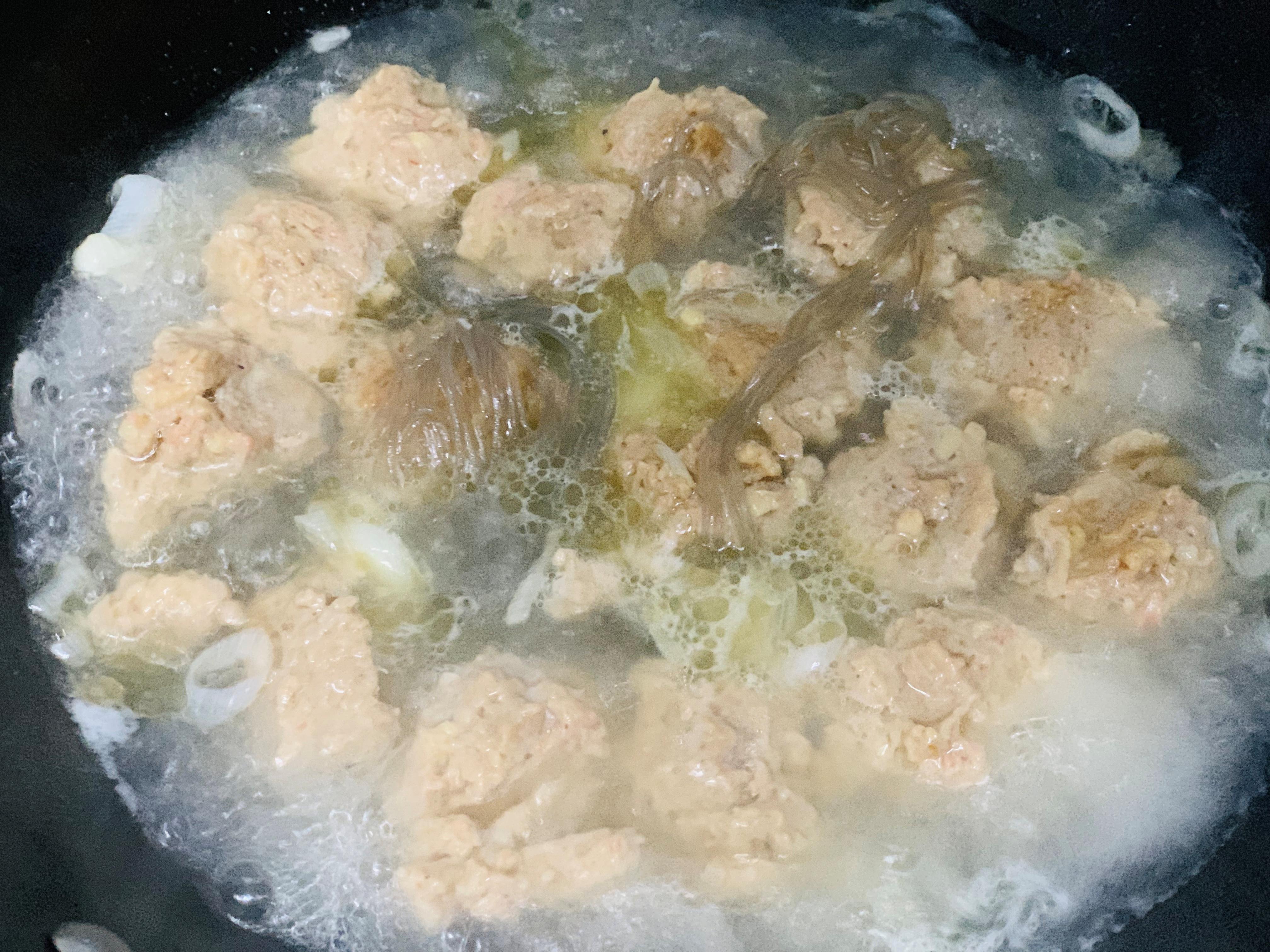 鱼丸虾丸娃娃菜粉丝汤,娃娃菜虾丸的家常做法视频