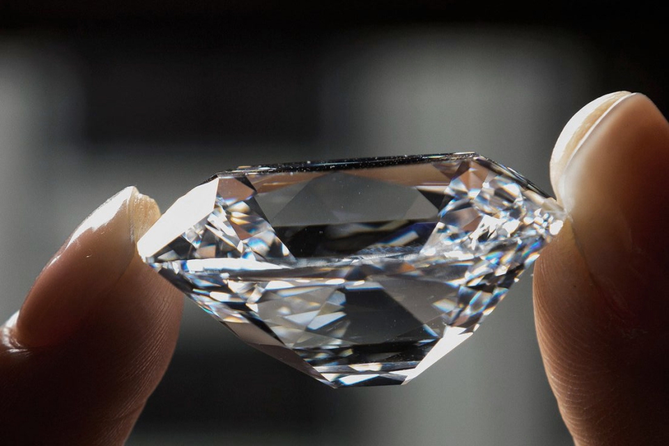 钻石无坚不摧,钻石有裂痕会碎掉吗