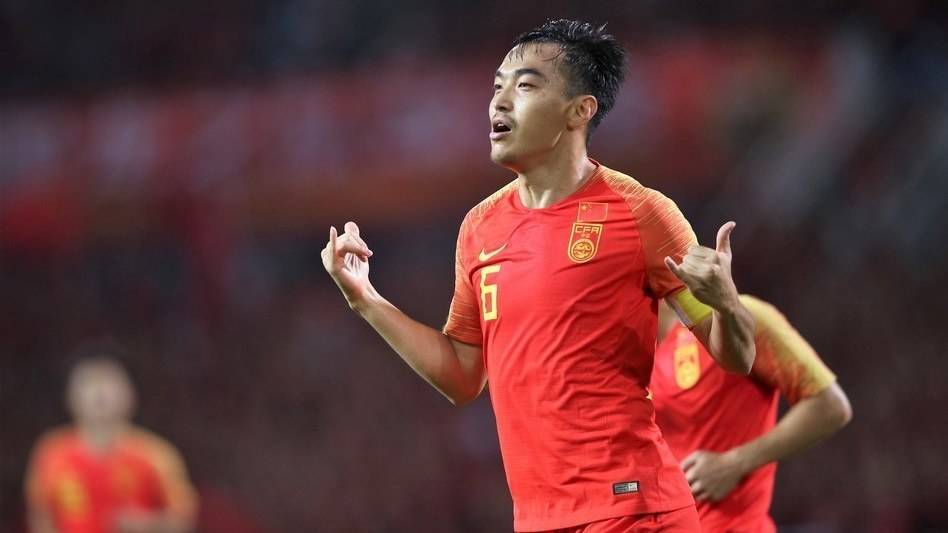 国足结束亚洲杯回到北京，名牌衣服和名包抢镜，国脚购物收获满满