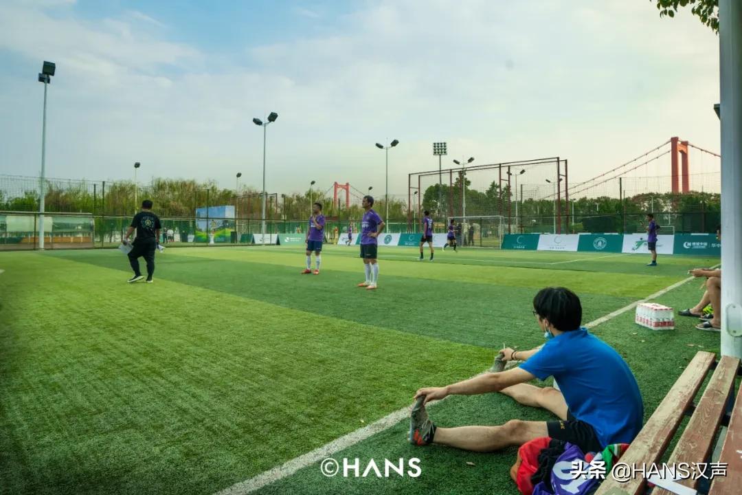 你在武汉球场边吼一嗓，就会认识一位带头大哥