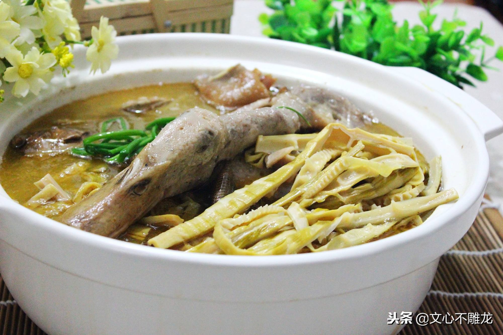 浙江菜笋干老鸭汤,好吃的笋干老鸭煲