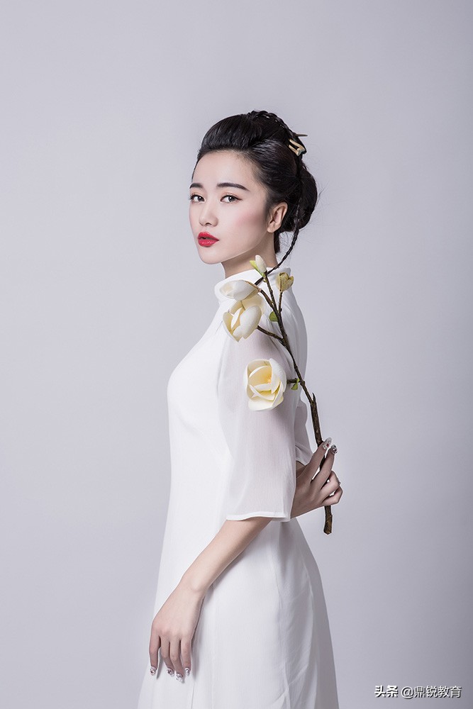 怎么用ps将美女照片调成仕女效果,ps把照片制作成工笔画效果教程