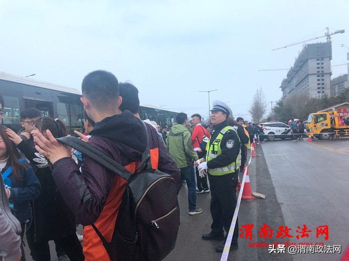 渭南高新交警大队圆满完成2019年首场足球赛安保任务