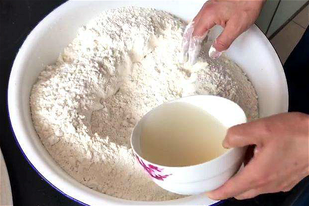 酵母小苏打和泡打粉又有什么区别,酵母粉泡打粉和小苏打有什么区别