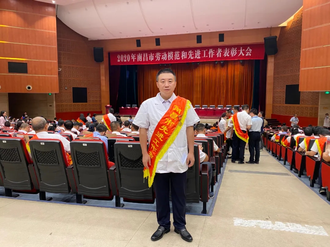 南昌市洪都中医院伍剑锷、张燕燕荣膺南昌市先进工作者称号