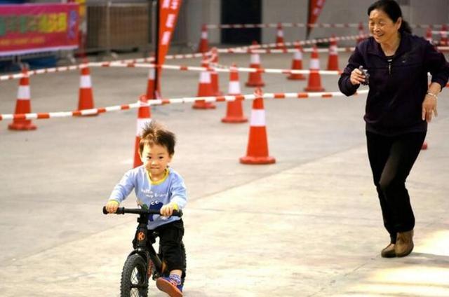 孩子平衡感不好对孩子有什么影响,教育专家对孩子平衡力的看法