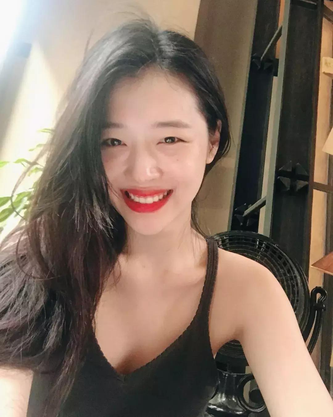 她骂脏话、拍性感床照、仙女人设崩塌，但人们依然爱她