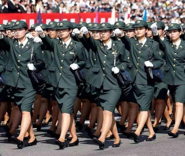 日本女兵包里装了啥,日本女兵阅兵装着什么
