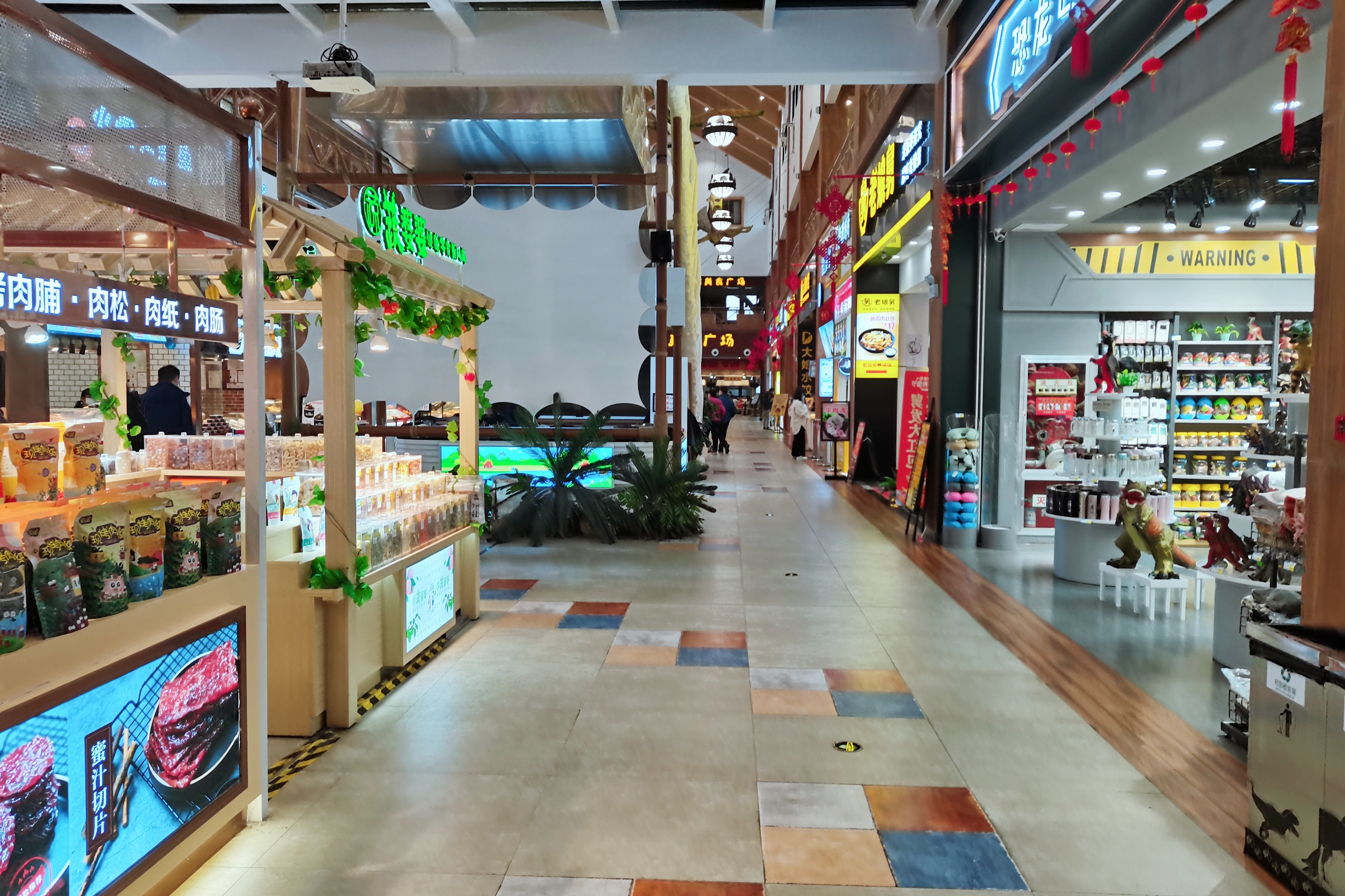 江苏常州网红服务区，春节往返车辆稀少，厕所成亮点