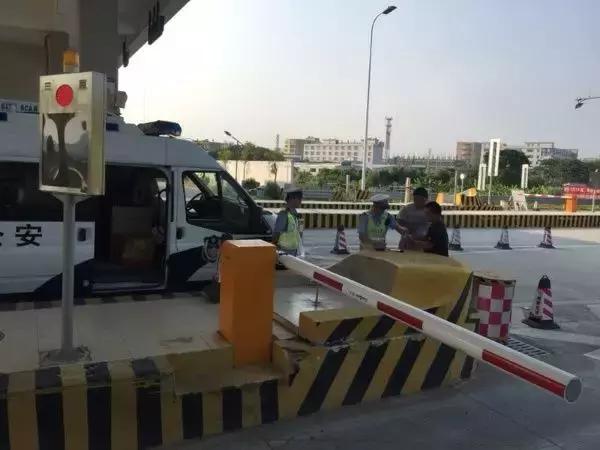 过分！“大胃王”客车跑高速被查，司机的解释“亮了”……