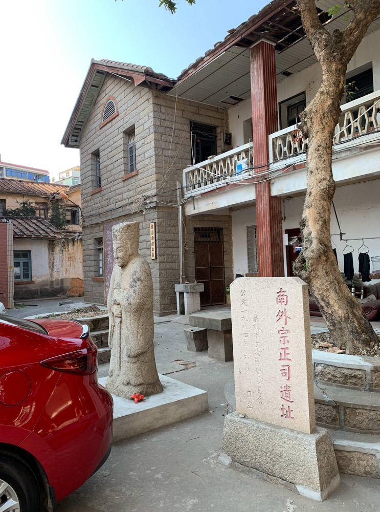 一个想变成蚯蚓的男人,和一个想变成鹅的女人