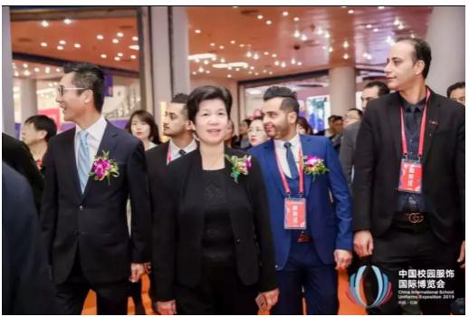 才子汤米荣膺“最受欢迎校服成衣供应商”奖,智能校服赢得认可