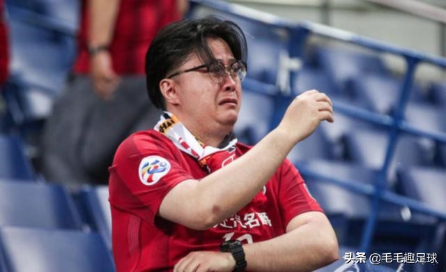 伤心!亚冠上港总比分3-3出局,本赛季恐四大皆空,球迷伤心落泪