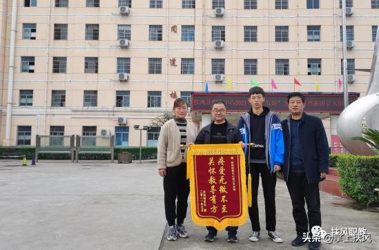 家长感谢老师送锦旗新闻报道,学生家长送锦旗感谢老师的教育