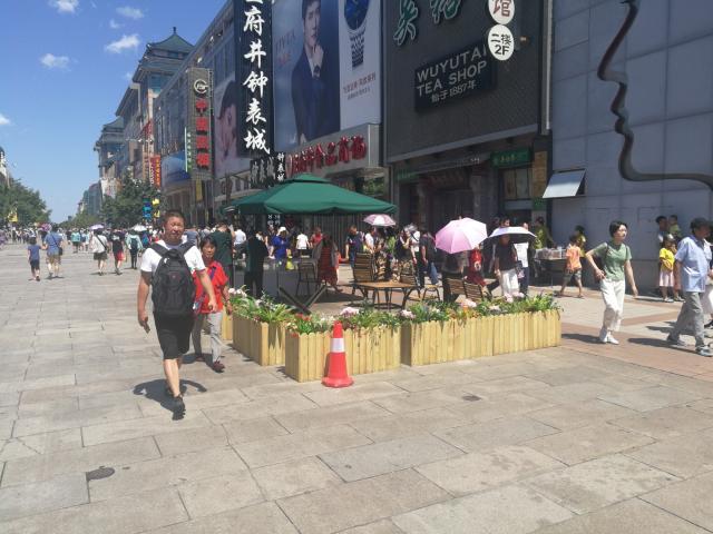 北京王府井大街露天的商铺重新开张：开开关关经历了多次反复轮回