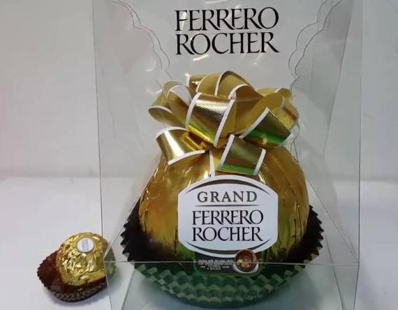 88元买了1个最大的金莎巧克力，准备吃7天，结果1刀下去崩溃了！