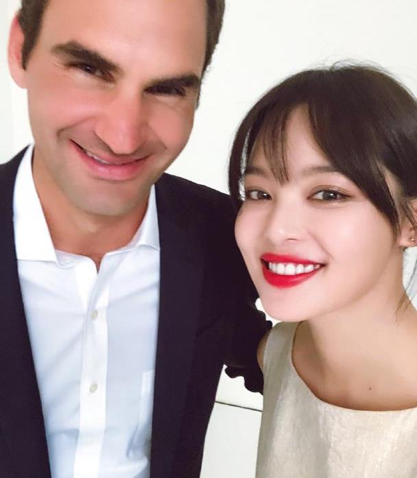 Angelababy晒与贝克汉姆澳门合影，男帅女靓一起吃英式午餐