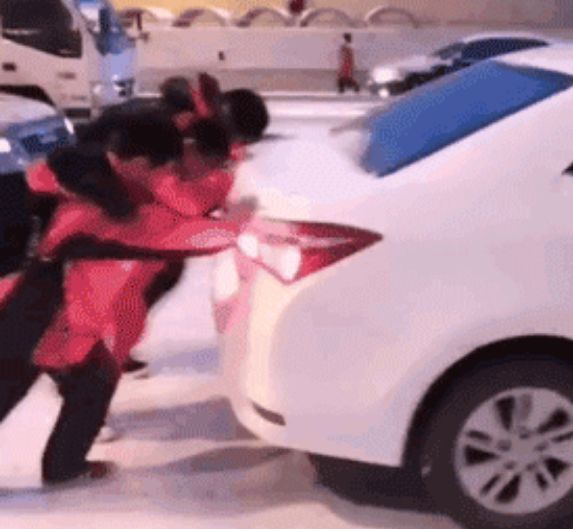 道路结冰堵塞，一帮小可爱出手了！