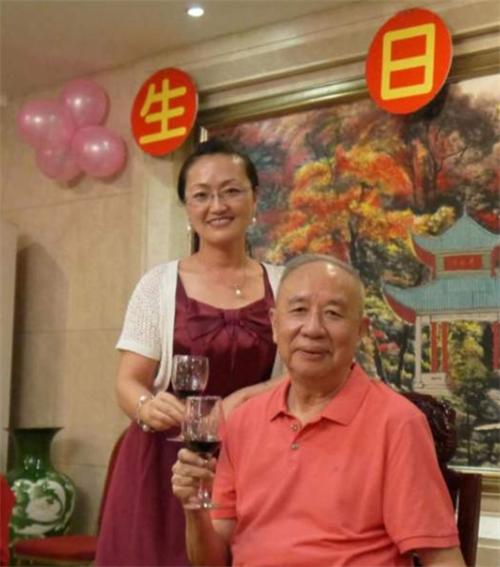他是中国最传奇的首富：入狱后妻子跟他离婚，小姨子却苦等他18年