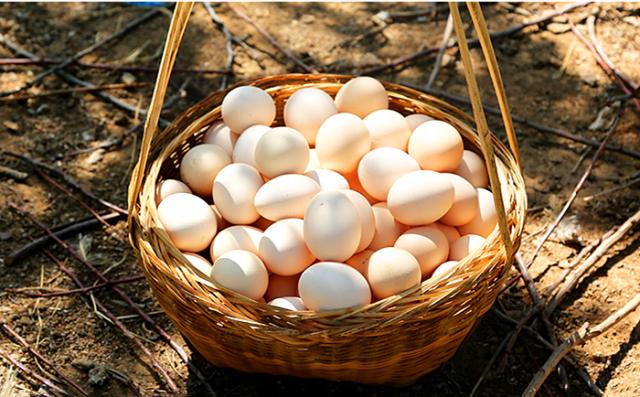 怎样分别人造鸡蛋和真正的鸡蛋,超市里卖的鸡蛋是人造鸡蛋吗