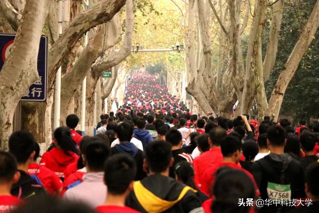 校园马拉松感受青春力量,在教室看同学田径比赛