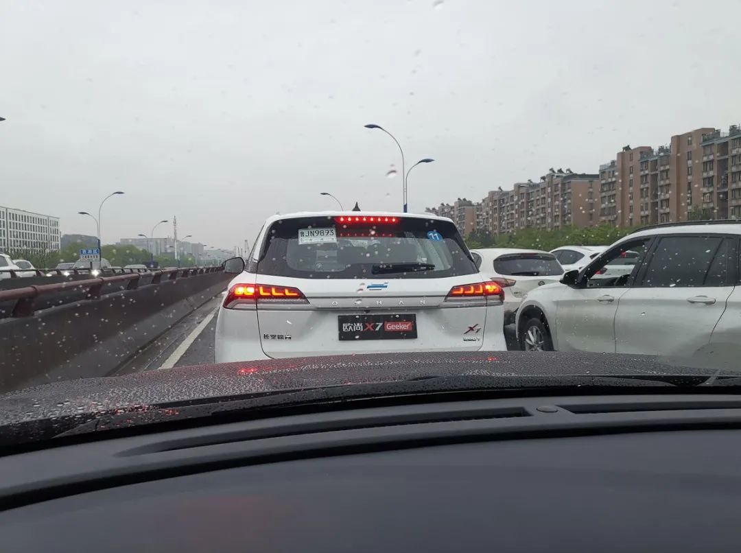 geeker版是长安欧尚x7新增的一款,长安欧尚x7geeker版到店实拍