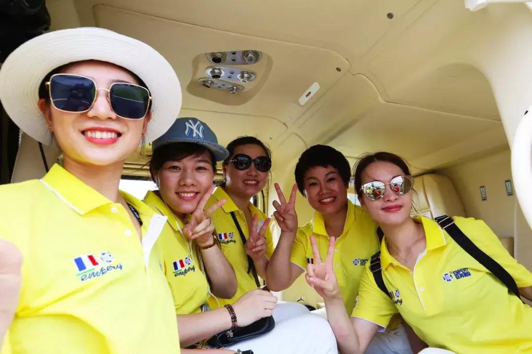 巨邦快乐集结号丨看见了，其中一艘游艇上，是我们的船长大舅哥