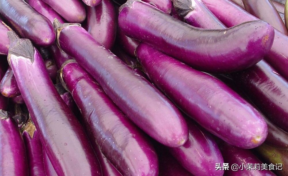买茄子挑弯的还是直的 (买茄子是选大眼睛的还是小眼睛的)