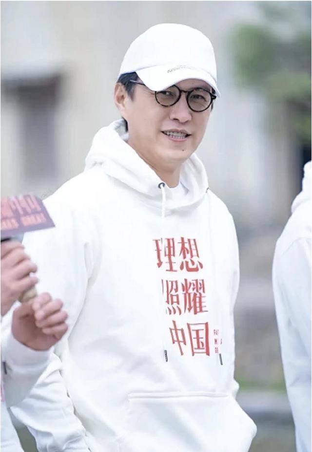 说大话、卖弄文字、夸大学识，“老干部”靳东人设崩得一点不冤