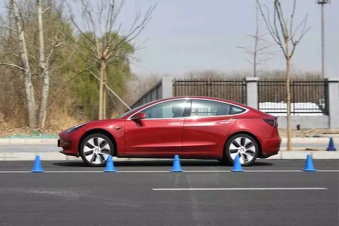 去年我们实测过的轿车里，这8台都有一个“第一”