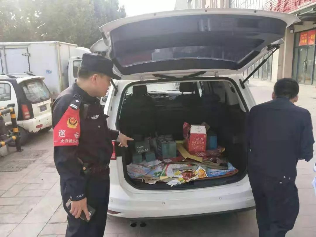 斩断伸向人民群众的黑手,斩断伸向商铺的黑手