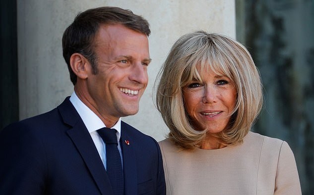 马克龙真暖心，帮布丽吉特整理领口怕走光，真爱程度不亚于查尔斯