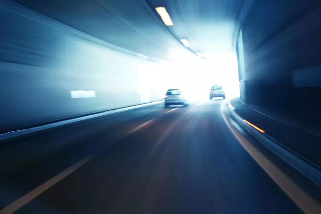 刺眼强光保证驾车安全,夏天开车阳光刺眼怎么解决