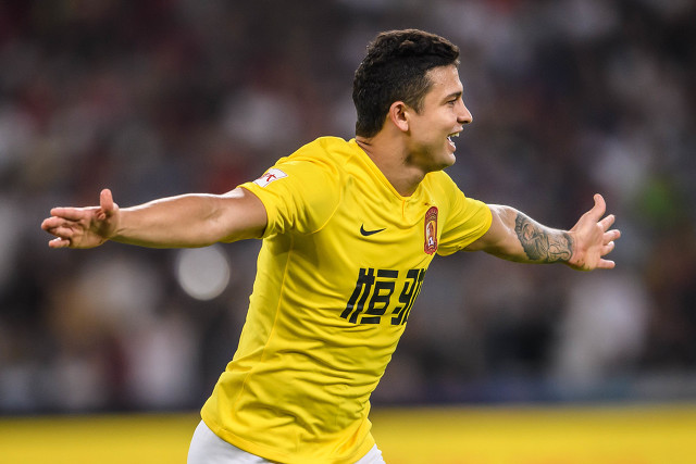 广州队1-4亚泰韦世豪扳平,广州队1比0河北韦世豪