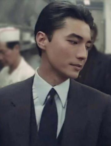 他是“最美东方男子”，曾受伤找裁缝缝8针，被挚爱拒绝孤独一生