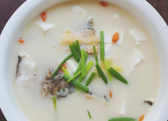 鱼头豆腐汤怎么做最有营养,鱼头豆腐汤加牛奶做法