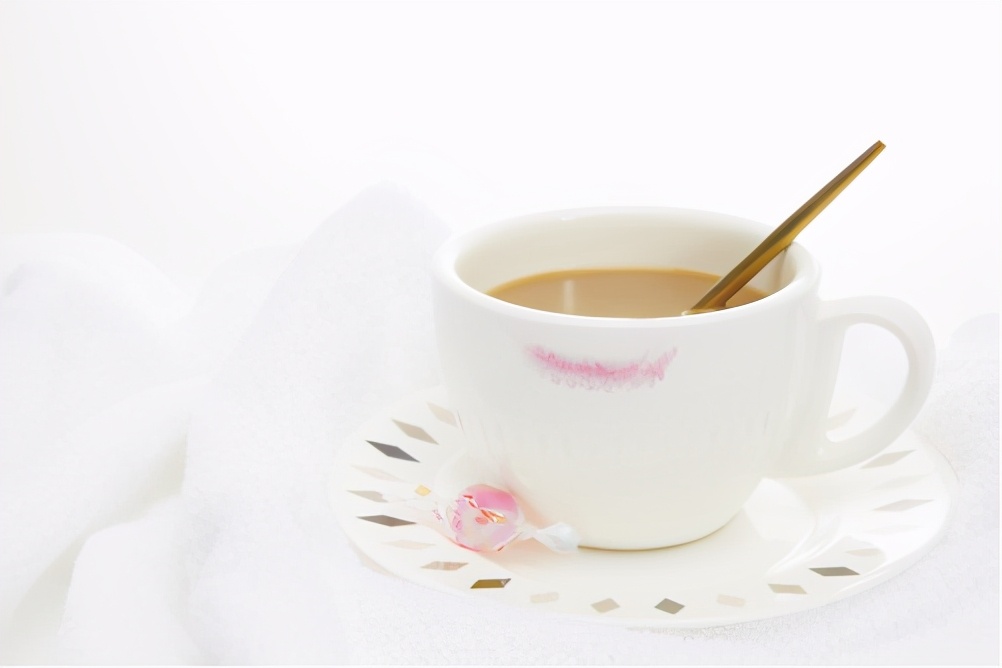 什么口红好用但是不容易沾杯的,哪个牌子的口红不易沾杯掉色