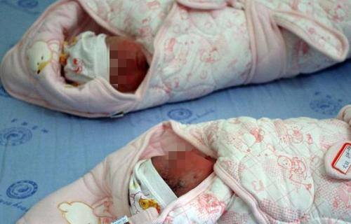 一对双胞胎“两个爸爸”，亲子鉴定师笑了：这比中彩票还难