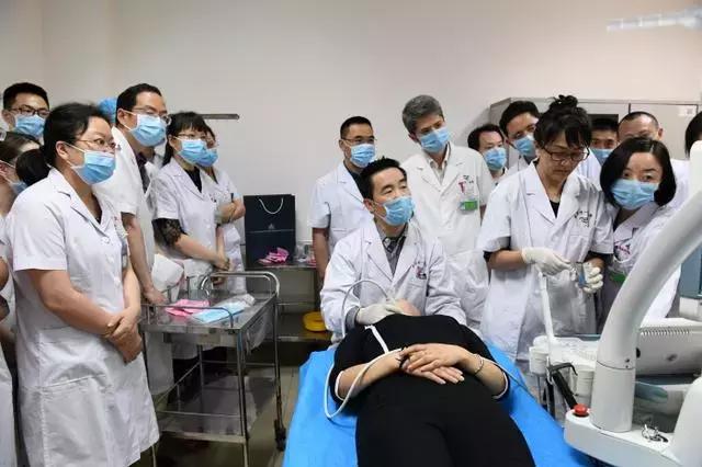 我明明开的是彩超,图像怎么是黑白的?